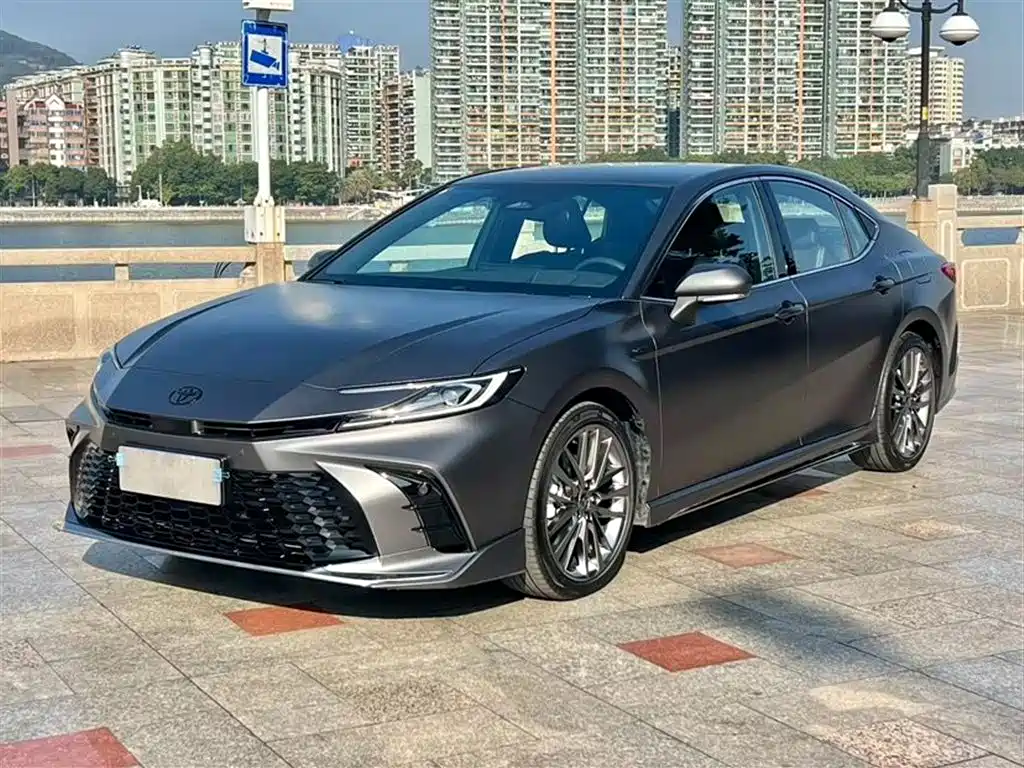 Toyota Camry 2025 — фото 1