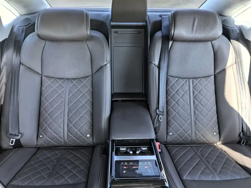 Audi A8 2023 — фото 13
