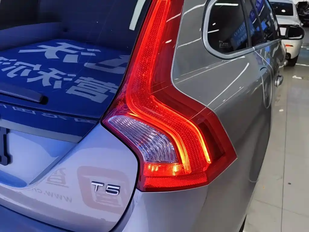 Volvo V60 2015 — фото 8