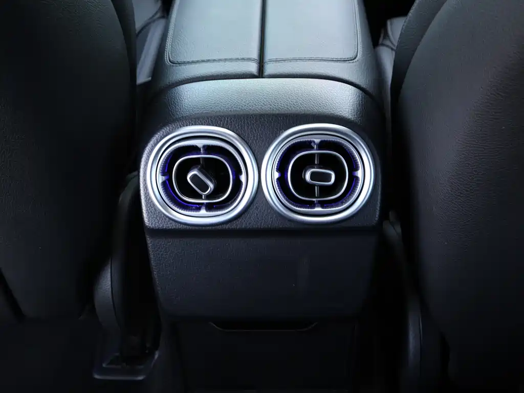 Mercedes-Benz C-Class 2023 — фото 16
