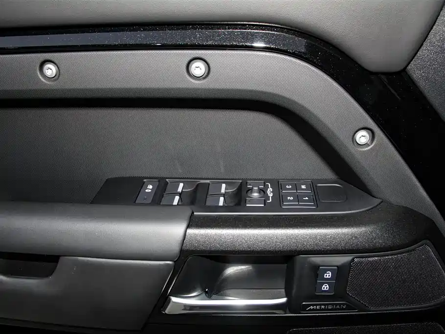 Land Rover Defender 2025 — фото 25