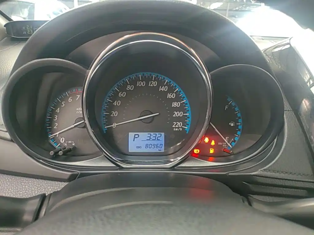 Toyota Yaris L 2017 — фото 12