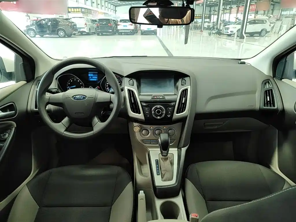 Ford Focus 2015 — фото 9