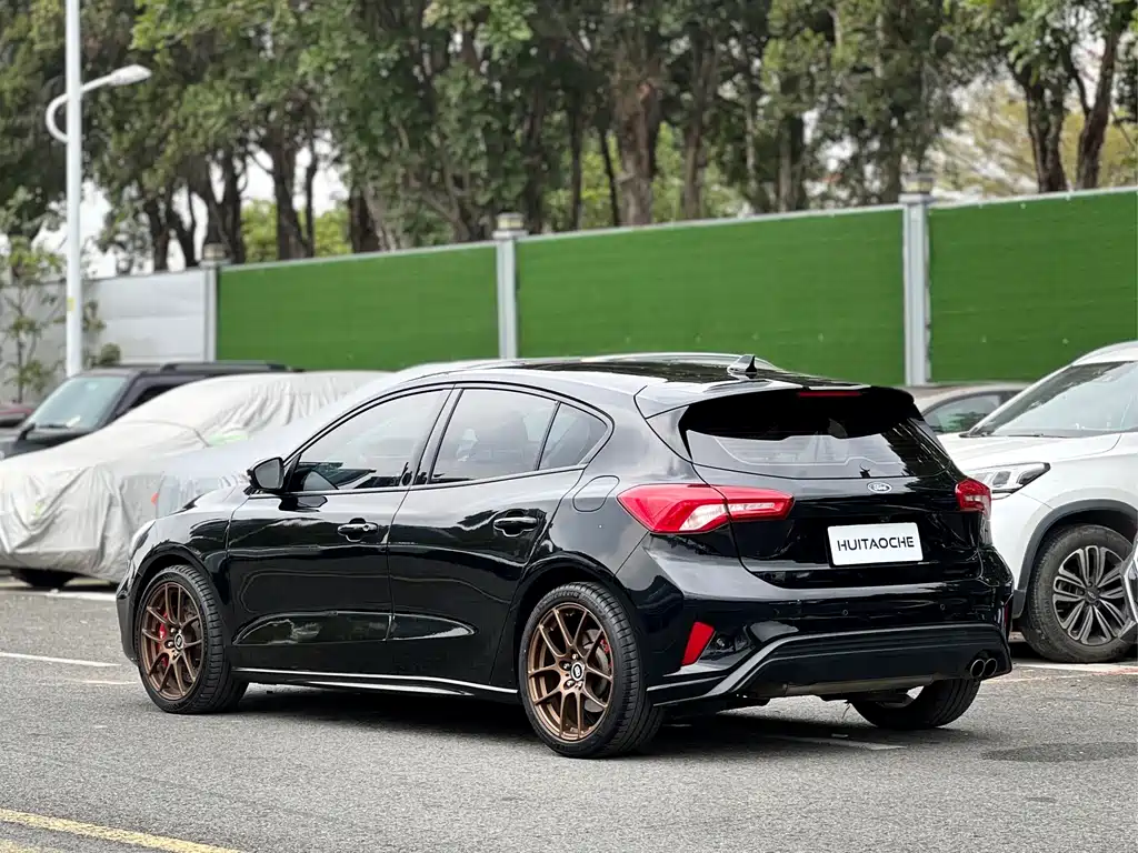 Ford Focus 2022 — фото 12