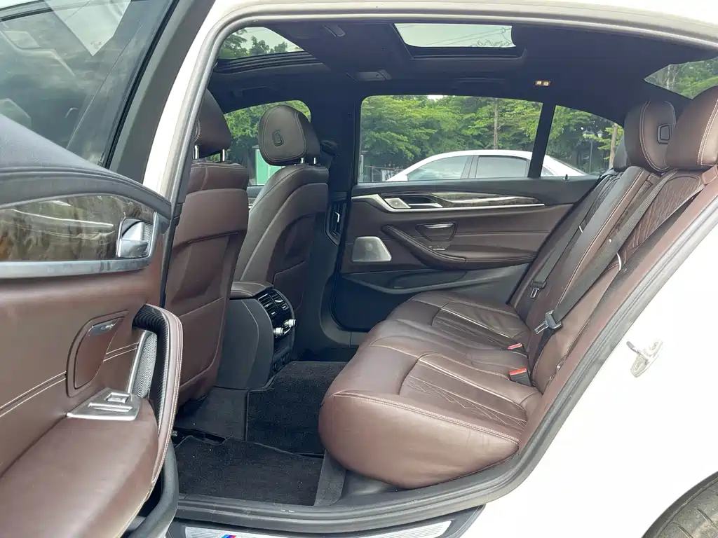 BMW 5 Series 2018 — фото 16
