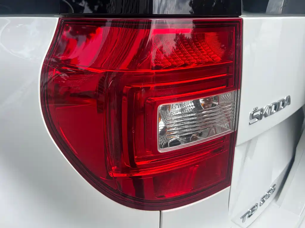 Skoda Yeti 2017 — фото 12