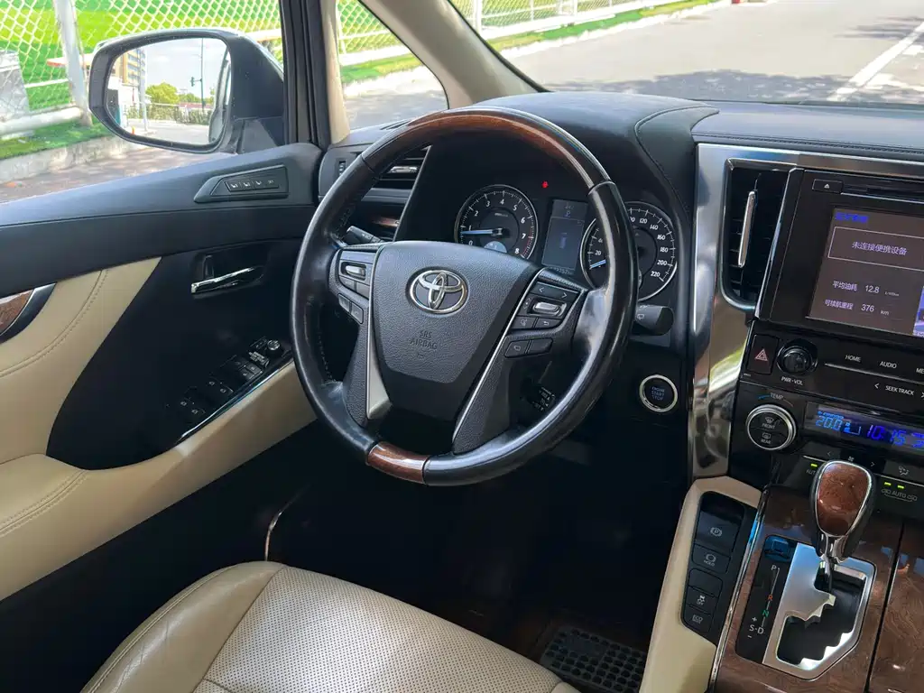 Toyota Alphard 2017 — фото 19