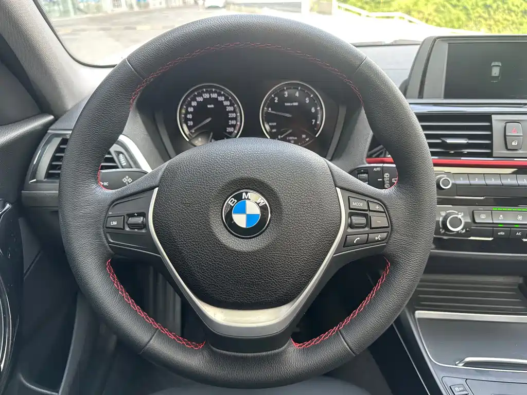 BMW 1 Series 2019 — фото 19