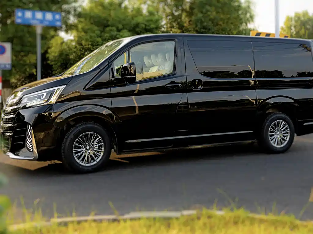 Toyota Hiace — фото 3