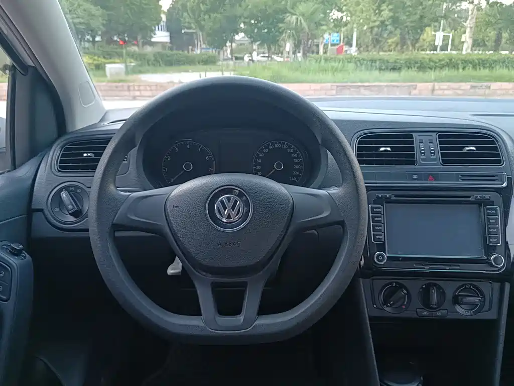 Volkswagen Polo 2015 — фото 12