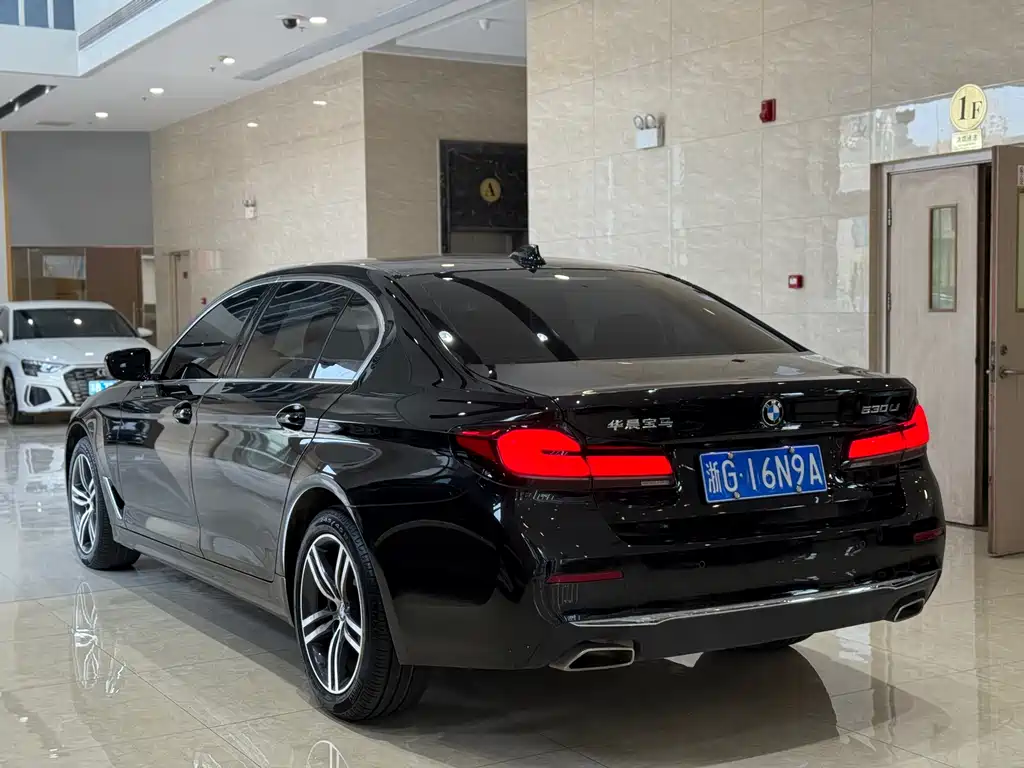 BMW 5 Series 2023 — фото 16
