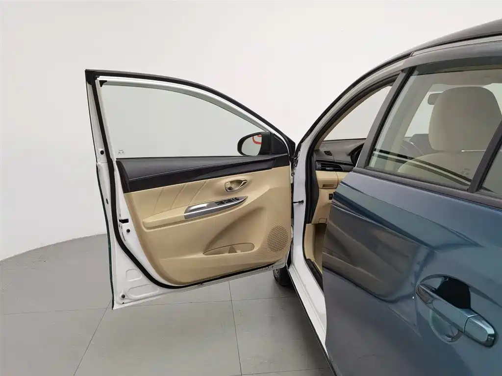 Toyota Yaris L 2015 — фото 8