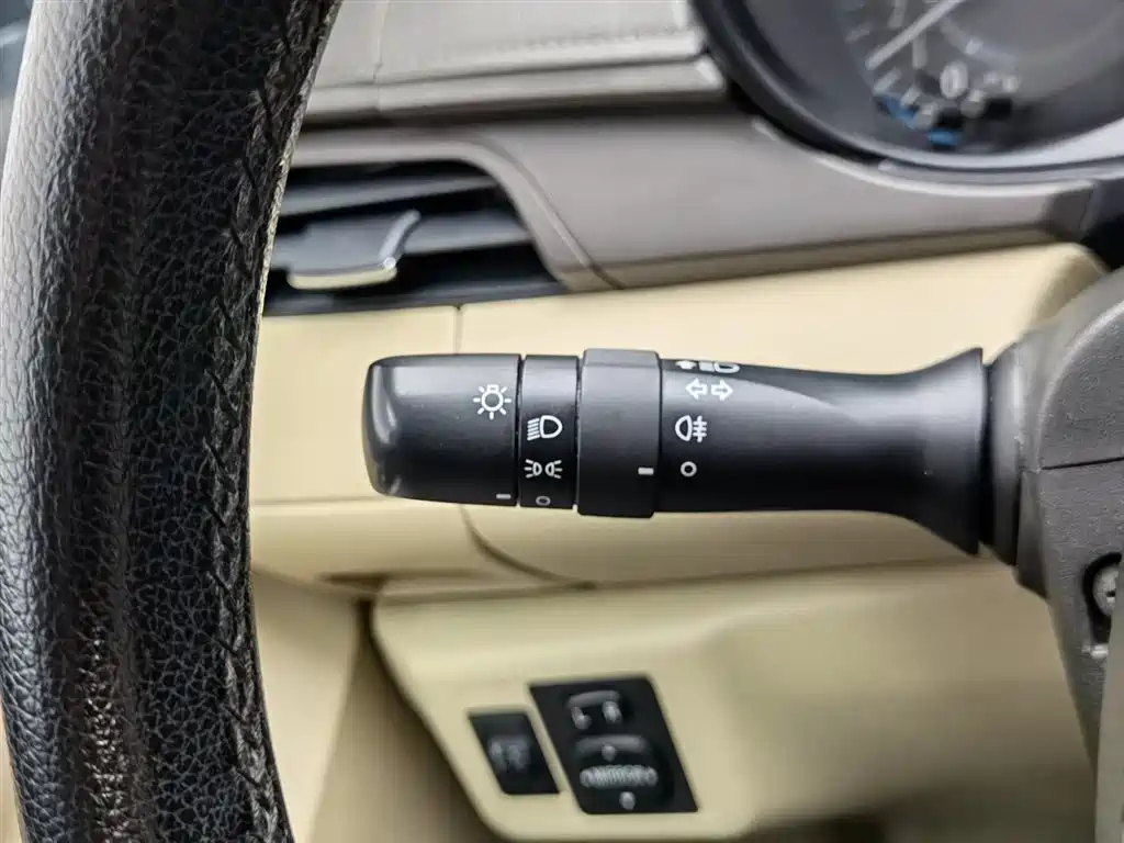 Toyota Yaris L 2015 — фото 21