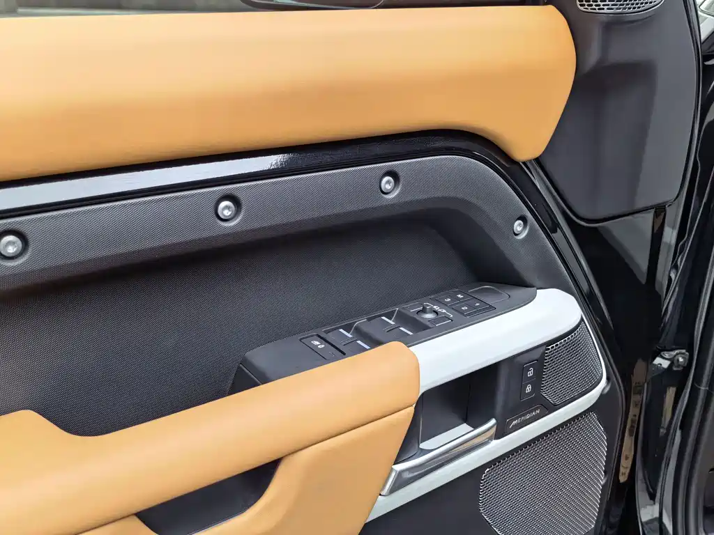 Land Rover Defender 2024 — фото 10