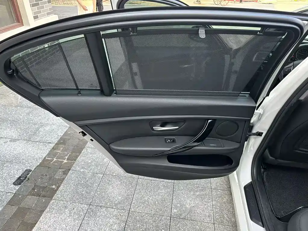 BMW 3 Series 2017 — фото 17