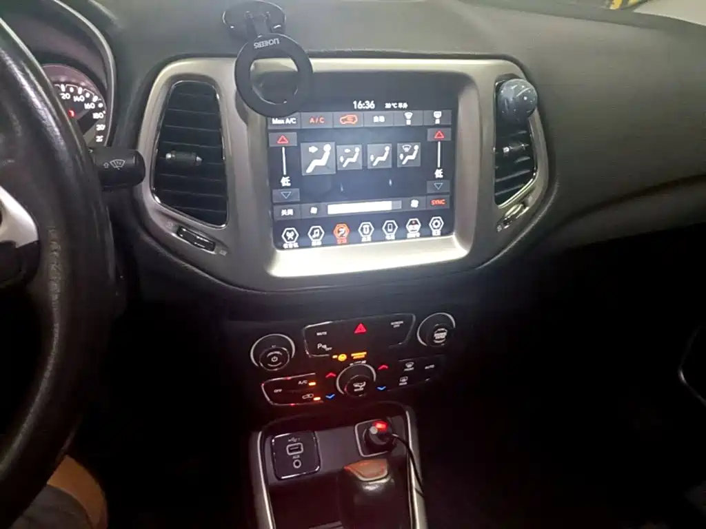 Jeep Compass 2018 — фото 13
