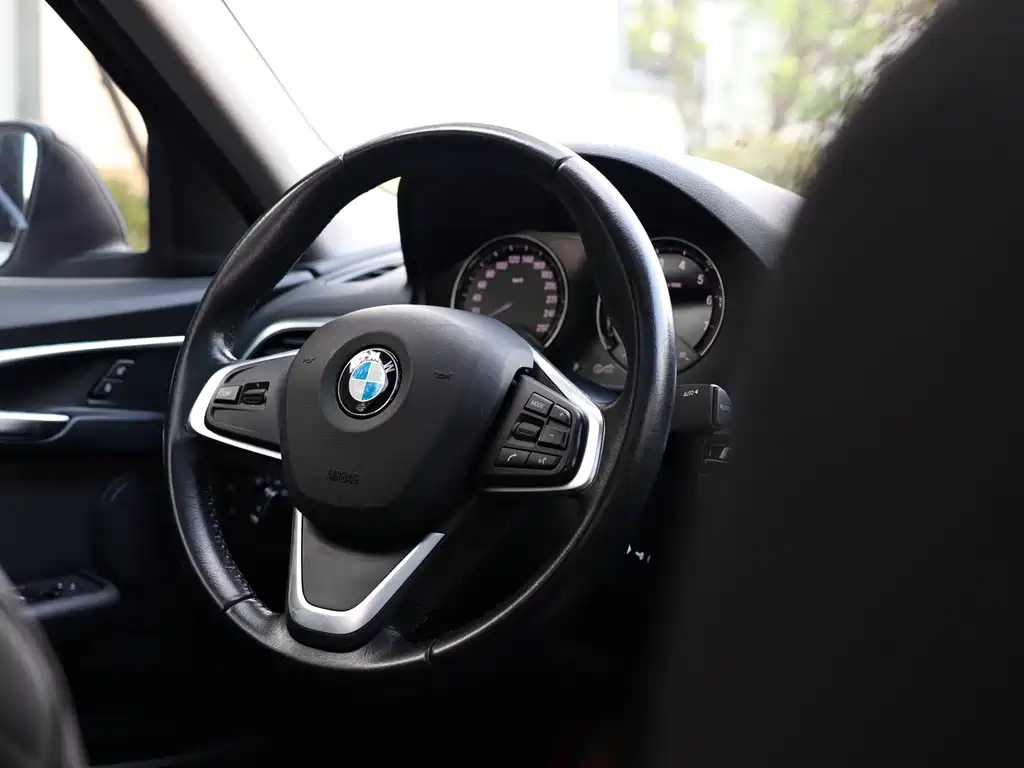 BMW 1 Series 2018 — фото 26
