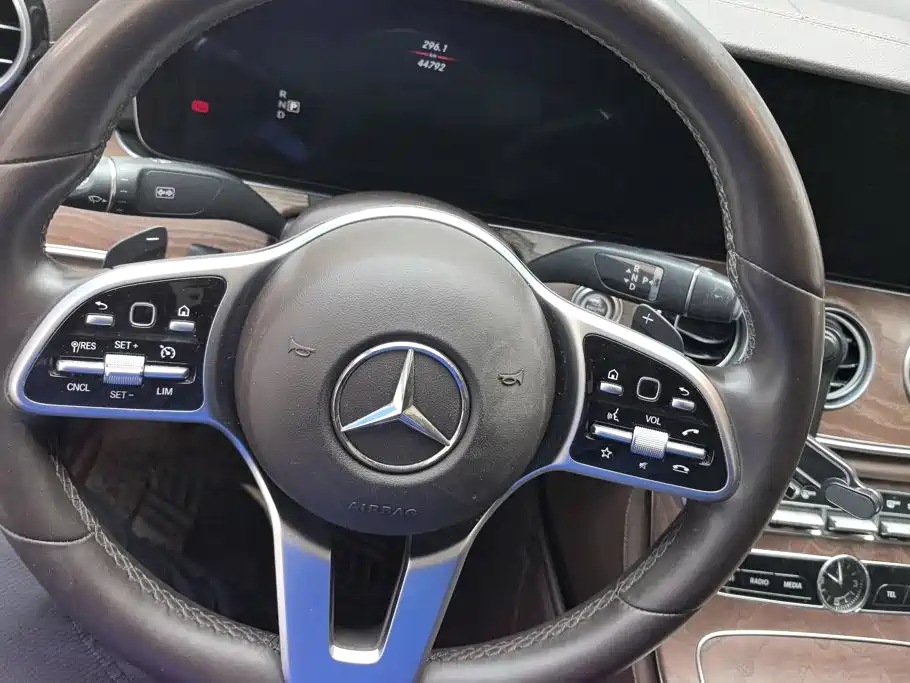 Mercedes-Benz E-Class 2019 — фото 15