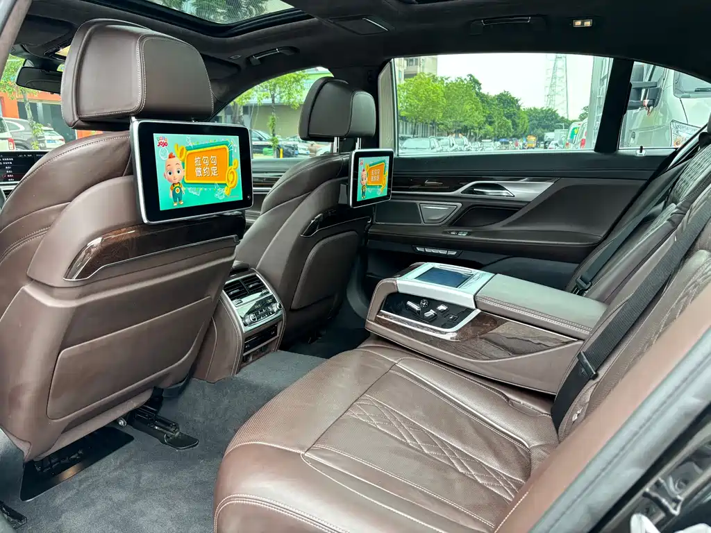 BMW 7 Series 2016 — фото 8