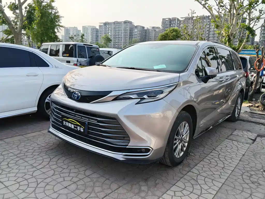 Toyota Sienna 2023 — фото 1