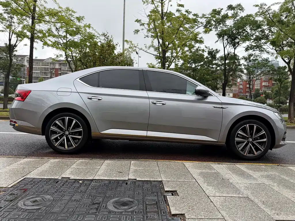 Skoda Superb 2022 — фото 8