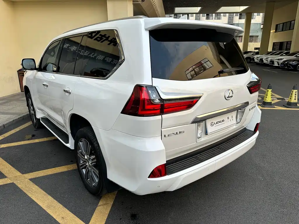 Lexus LX 2017 — фото 28