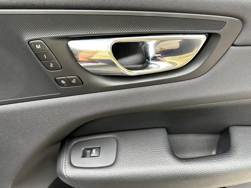 Volvo XC60 2020 — фото 21