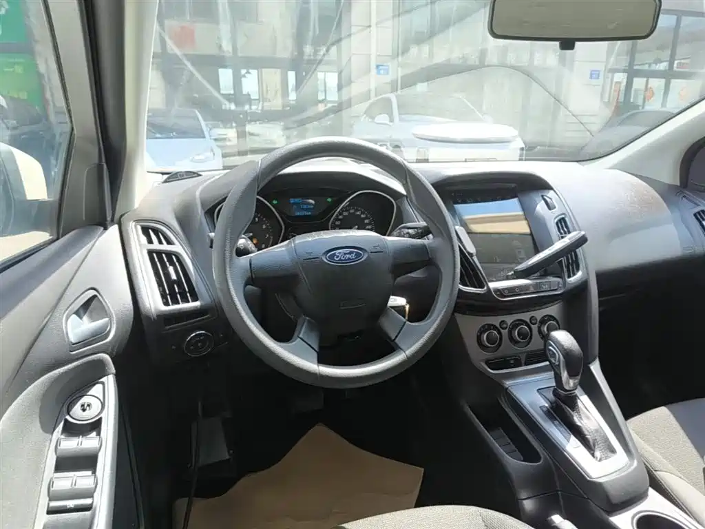 Ford Focus 2014 — фото 11