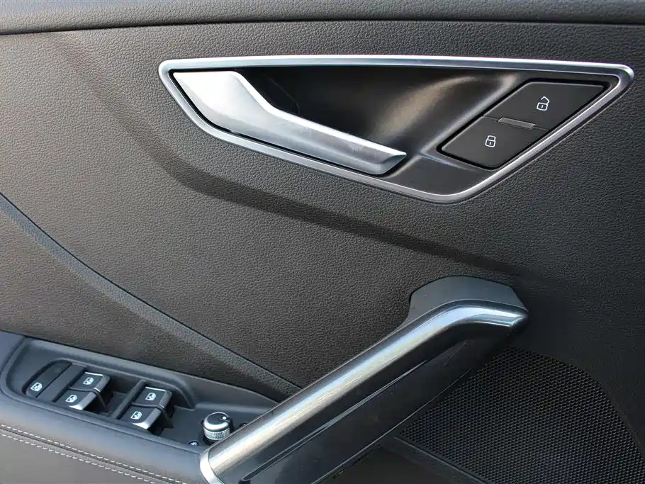Audi Q2L 2025 — фото 14
