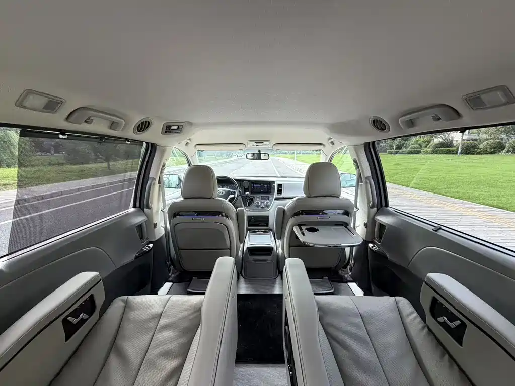 Toyota Sienna 2017 — фото 11