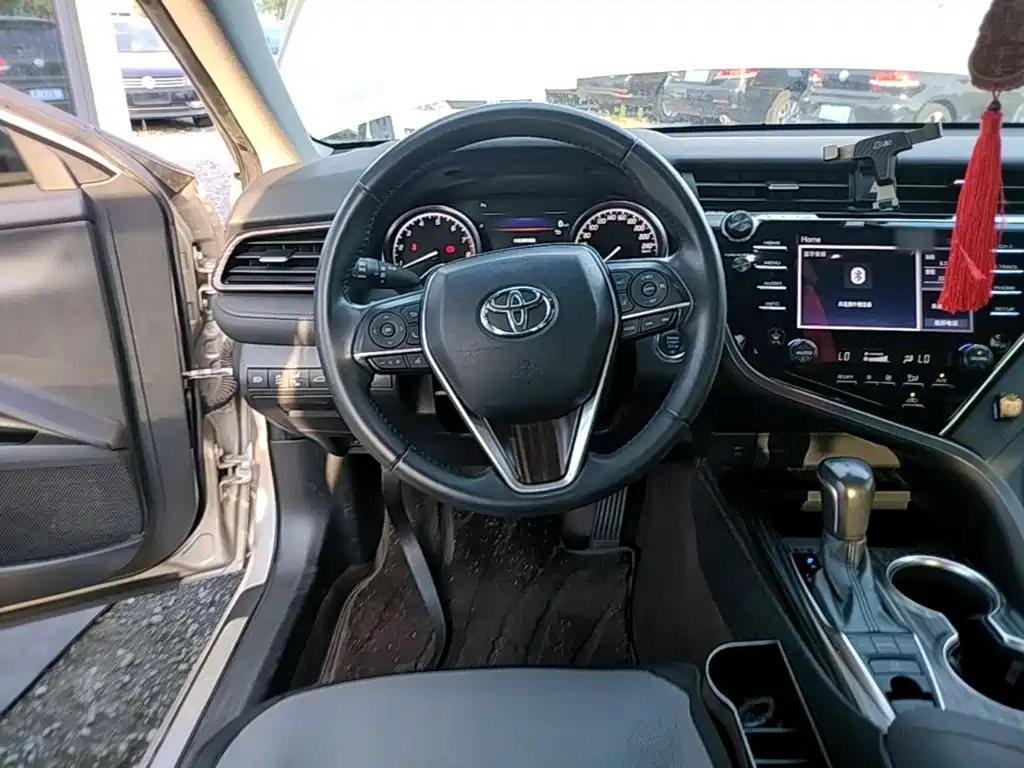 Toyota Camry 2019 — фото 11