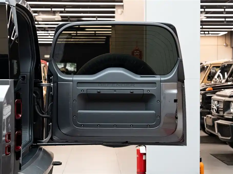 Land Rover Defender 2021 — фото 18