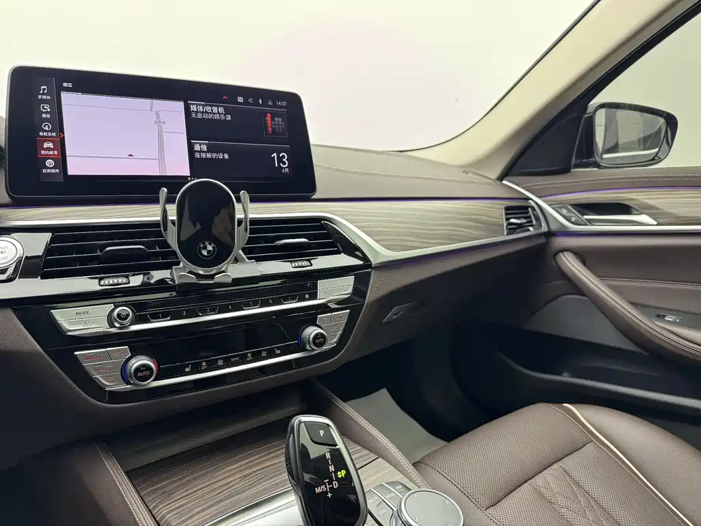 BMW 5 Series 2021 — фото 19