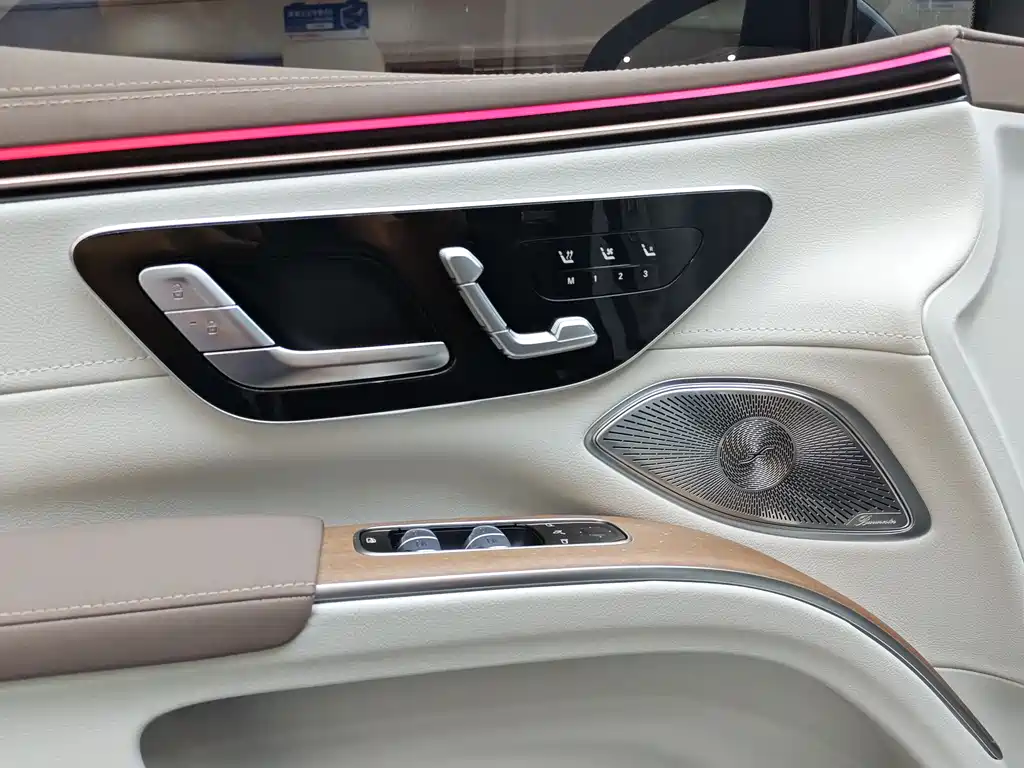 Mercedes-Benz EQS SUV 2023 — фото 5
