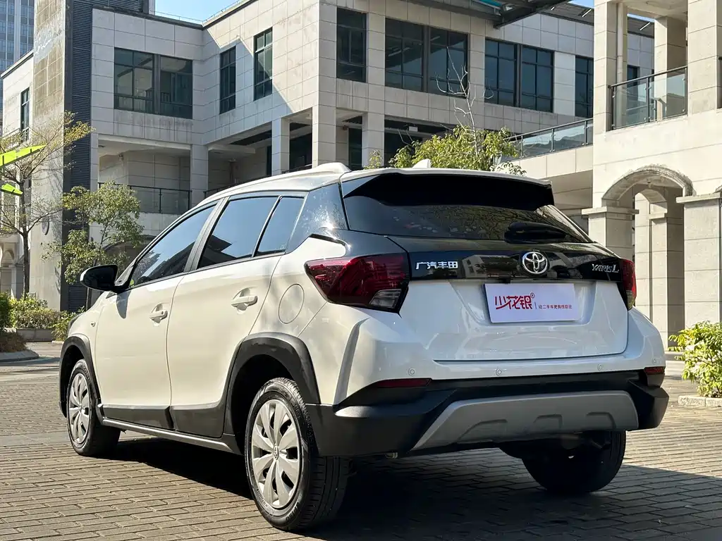 Toyota Yaris L 2022 — фото 7