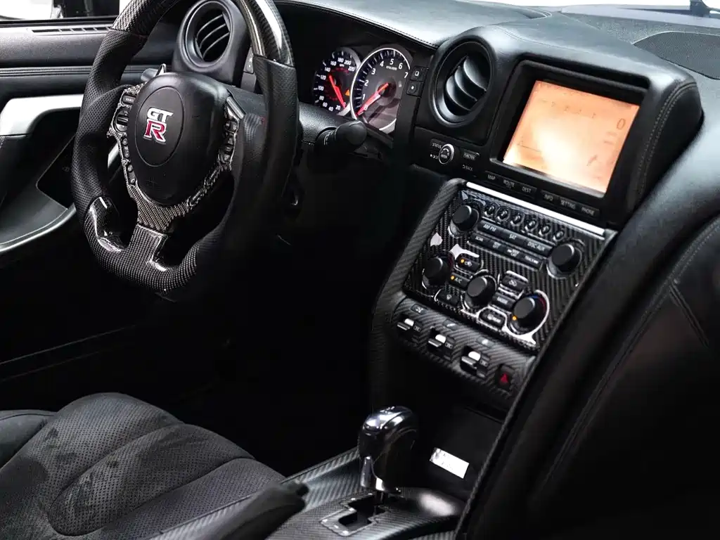 Nissan GT-R 2011 — фото 12