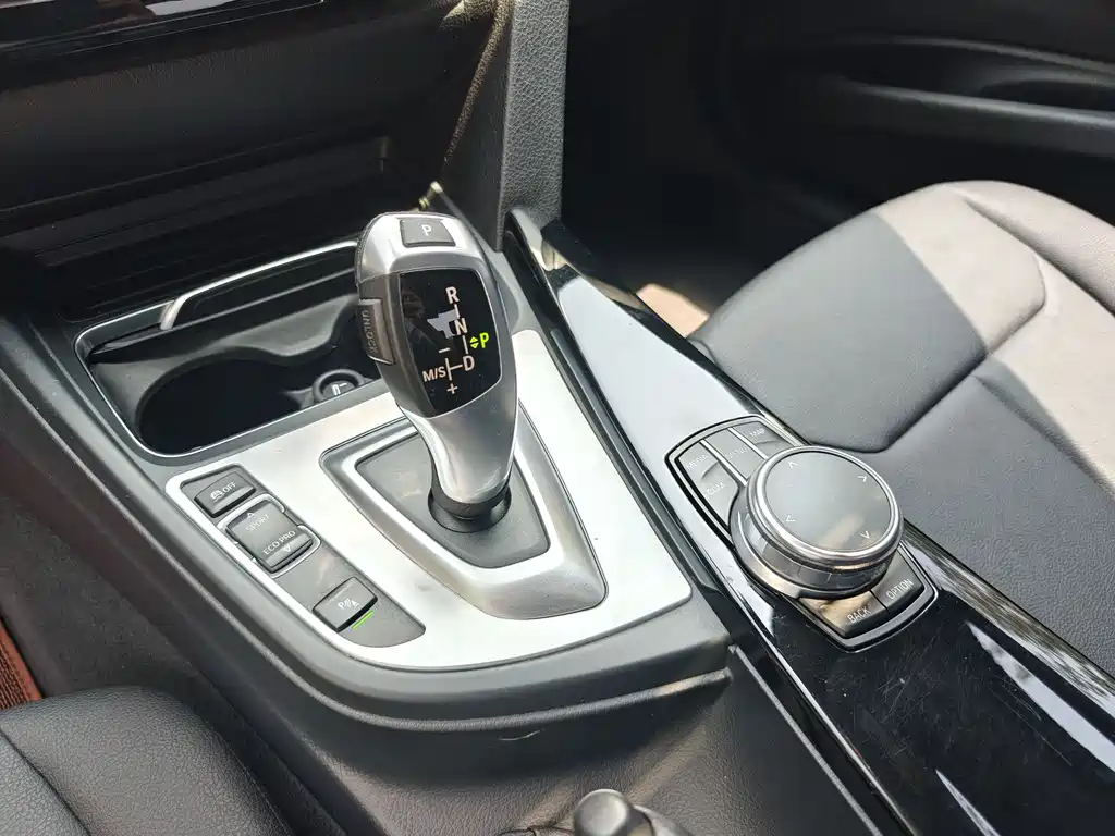 BMW 3 Series 2017 — фото 15