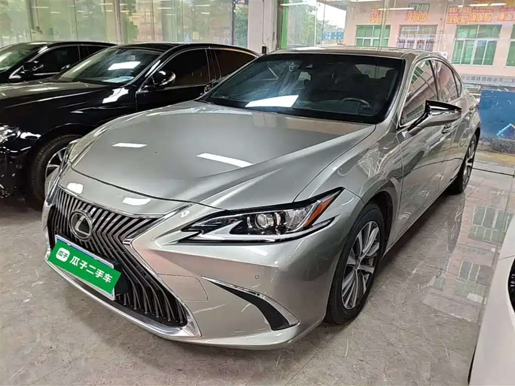 Lexus ES 2019 — фото 1