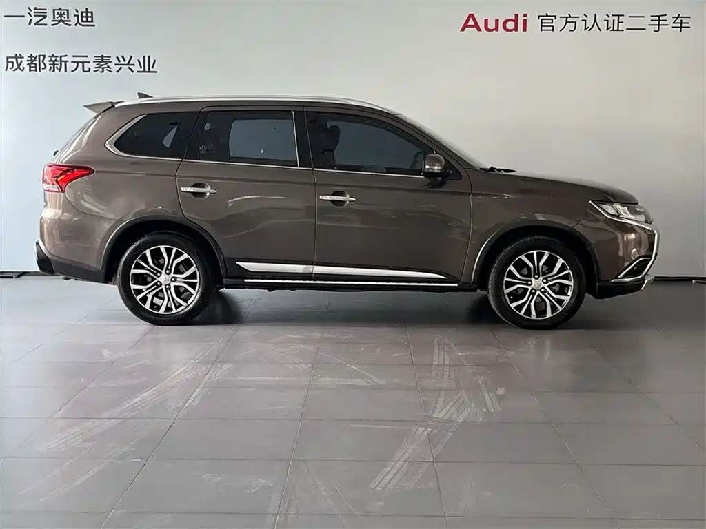 Mitsubishi Outlander 2017 — фото 3