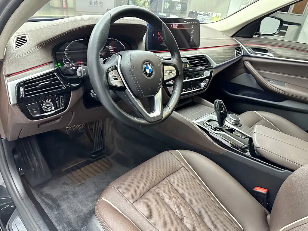 BMW 5 Series 2021 — фото 12