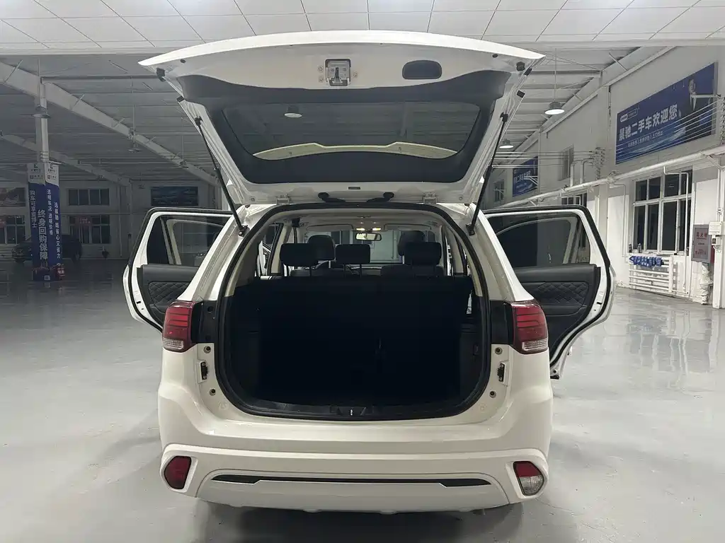 Mitsubishi Outlander 2021 — фото 16