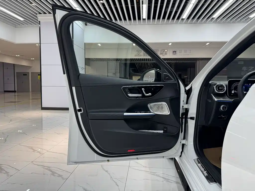 Mercedes-Benz C-Class 2025 — фото 8