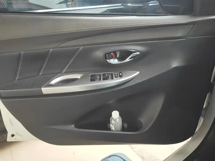 Toyota Yaris L 2015 — фото 7