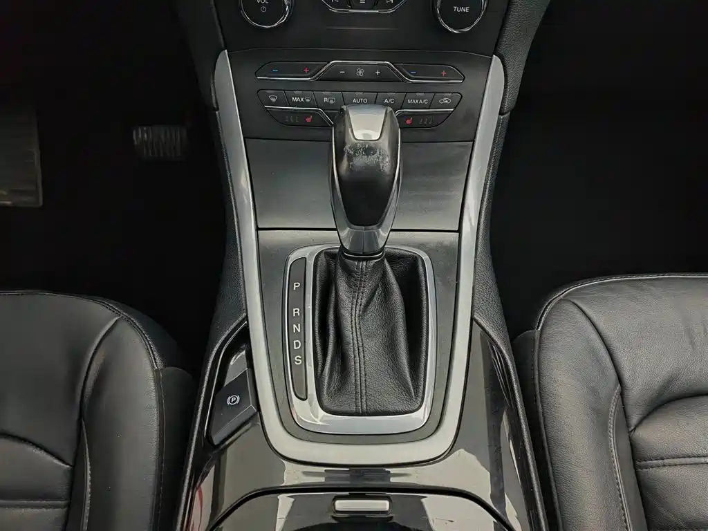Ford Edge 2016 — фото 13