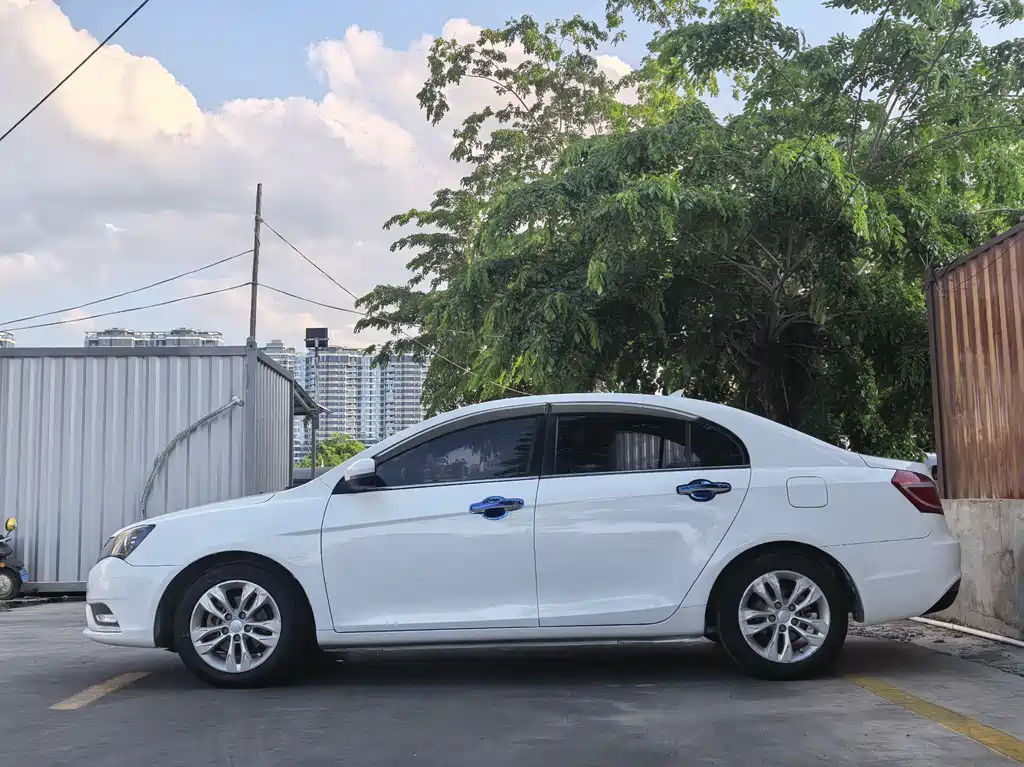 Geely Emgrand 2015 — фото 10