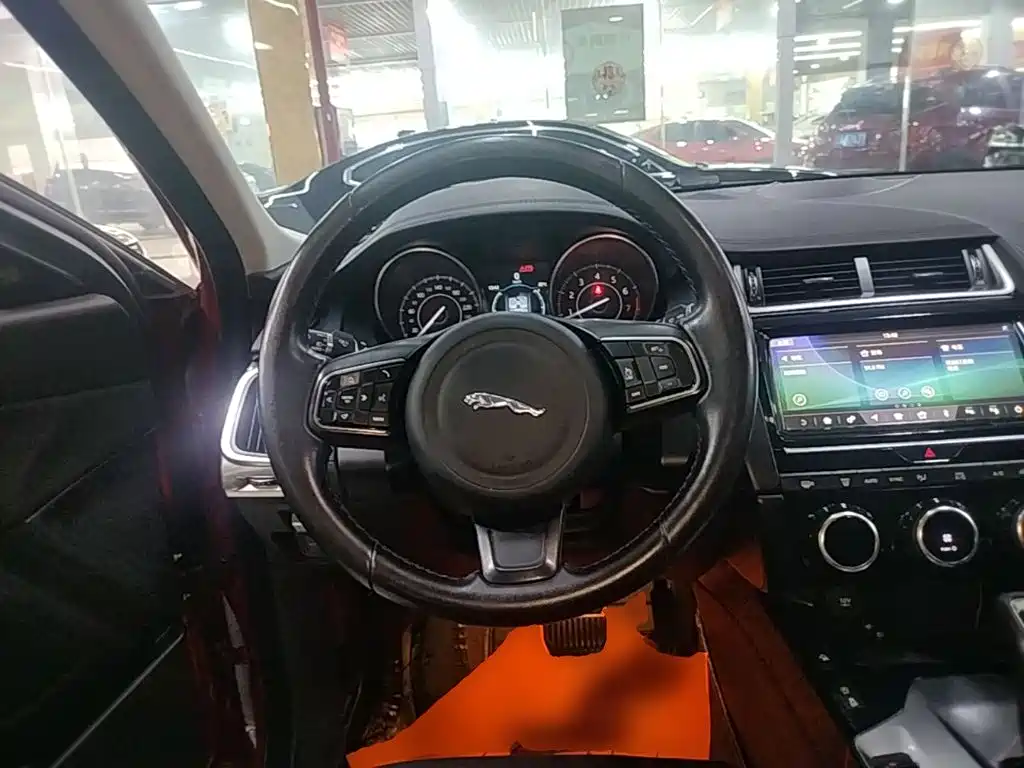 Jaguar E-PACE 2020 — фото 11