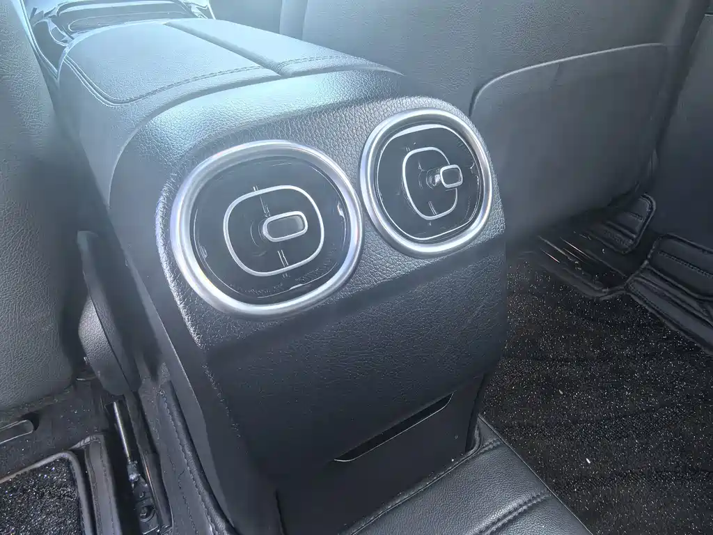 Mercedes-Benz C-Class 2024 — фото 12