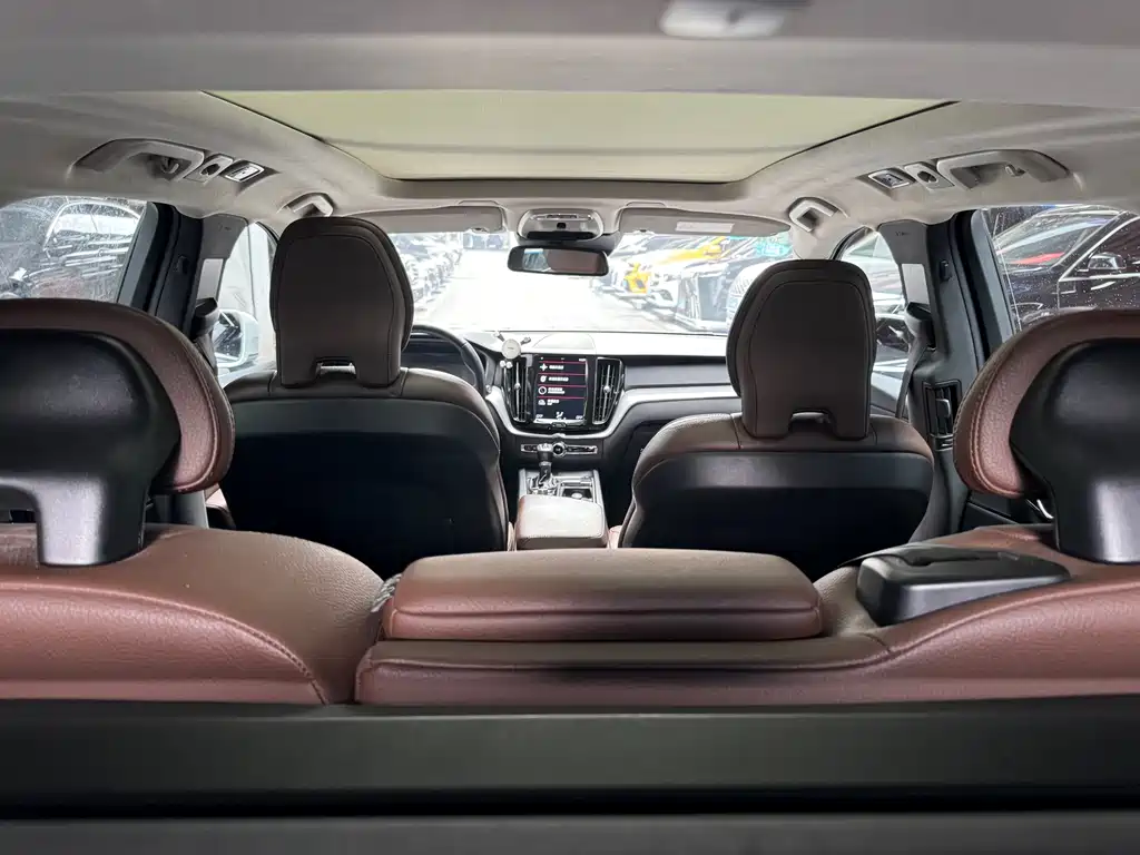 Volvo XC60 2019 — фото 12