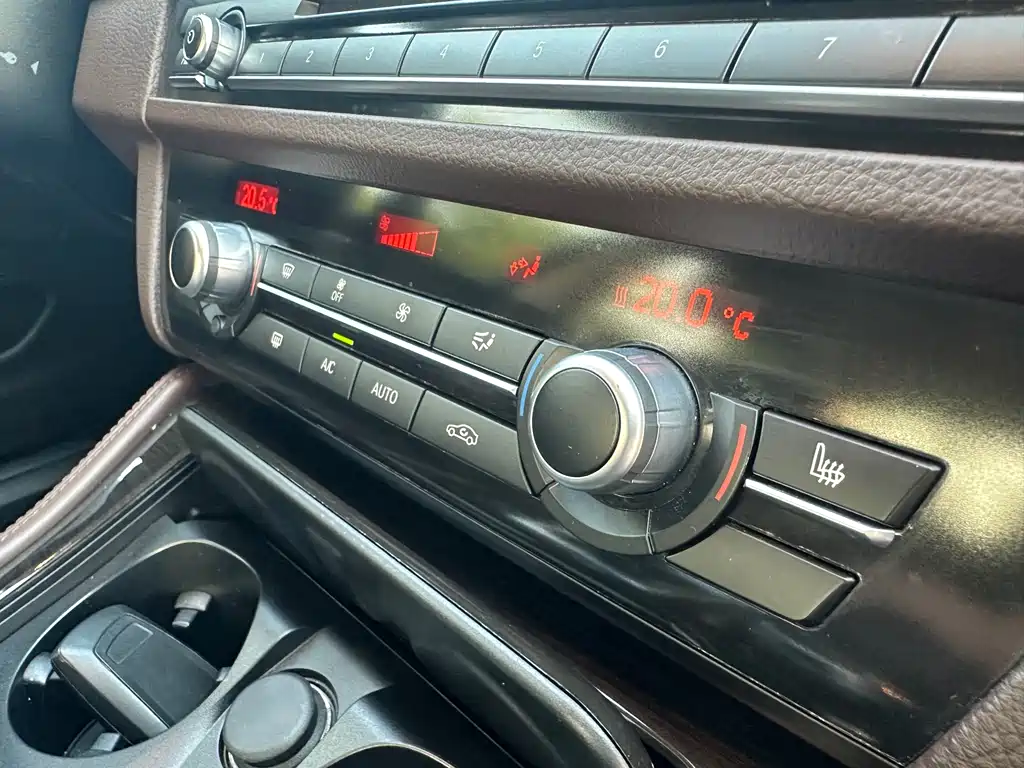 BMW 5 Series 2015 — фото 24
