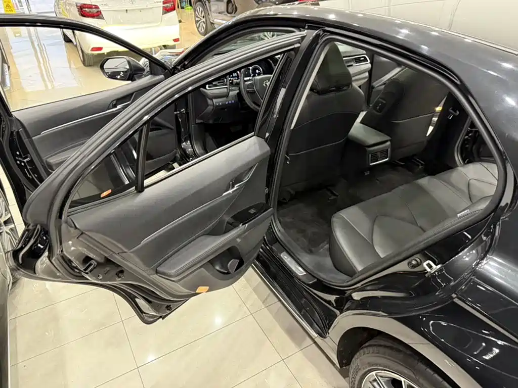Toyota Camry 2023 — фото 18